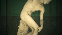 The real statue does not have a watch